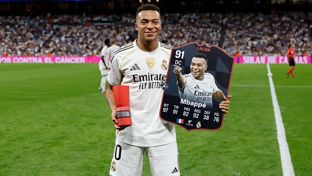 Mbappé recibe el trofeo al mejor jugador de LaLiga en septiembre