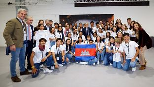 Florentino Pérez, con los alumnos de las escuelas de la Fundación en Camboya