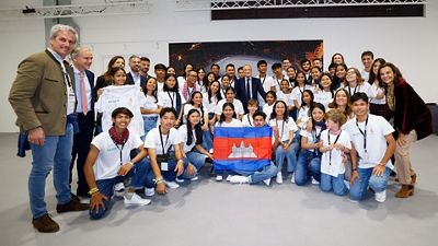 Florentino Pérez, con los alumnos de las escuelas de la Fundación en Camboya