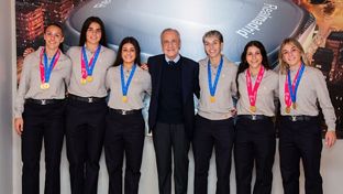 El presidente, con las campeonas del Mundial sub-20 y el Europeo sub-19