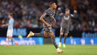 Le 0-1 du Real : frappe du droit de Mbappé et but en pleine lucarne