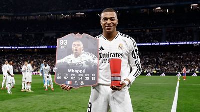 Mbappé recibe el trofeo al mejor jugador de LaLiga en enero