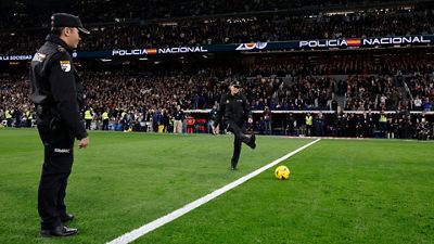 La Policía Nacional hizo el saque de honor en el derbi para celebrar su bicentenario