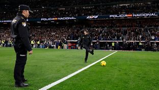 La Policía Nacional hizo el saque de honor en el derbi para celebrar su bicentenario