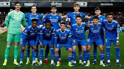 Brazaletes negros en memoria de Manolín Bueno