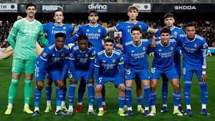 Brazaletes negros en memoria de Manolín Bueno