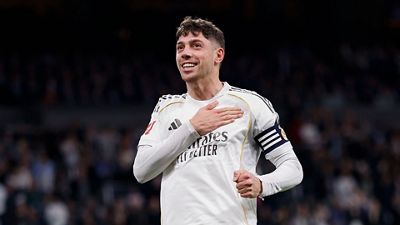 3-1：バルベルデがボールを受け取り、足元でコントロールし、右足で