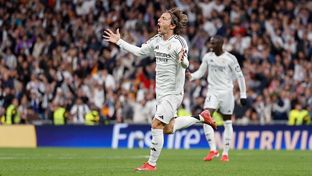 Le somptueux but de Modrić : contrôle de la poitrine et frappe du droit des 25 mètres