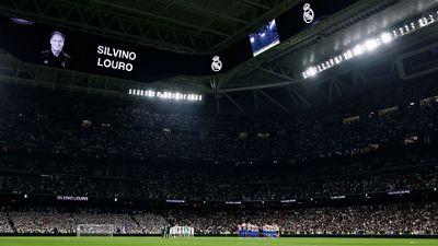 Minuto de silencio en el Bernabéu por Silvino Louro