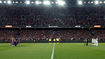 Minuto de silencio en el Clásico por el padre de Hansi Flick