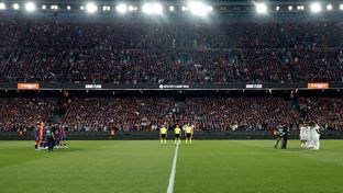 Minuto de silencio en el Clásico por el padre de Hansi Flick