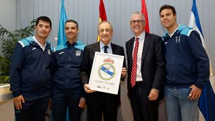 Le président a reçu un tableau peint par les joueurs du Leganés Genuine