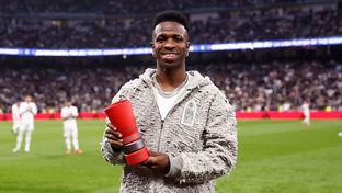 Vini Jr. reçoit le trophée de meilleur joueur de LaLiga de novembre