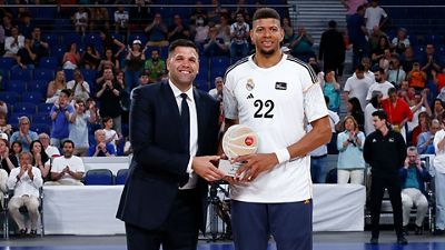 Tavares, recibió el trofeo al mejor defensor de la Liga 2024/25