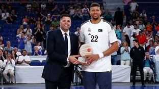 Tavares, recibió el trofeo al mejor defensor de la Liga 2024/25