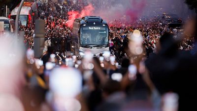 Gran recibimiento al Real Madrid a su llegada al estadio