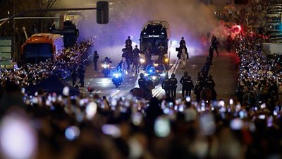 Gran recibimiento al Real Madrid antes del partido contra el Benfica