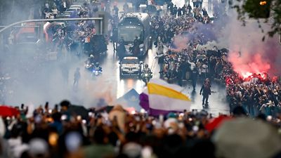 バイエルン戦を前に雨の中でのチームの歓迎の様子