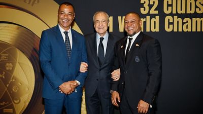 El presidente, con las leyendas Roberto Carlos y Cafú