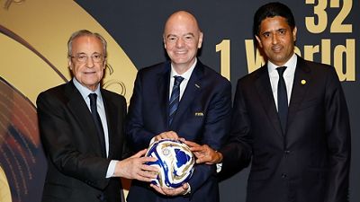 Exchange of gifts before PSG-Real Madrid match