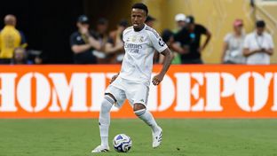 Militão reaparece 8 meses después