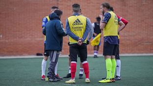 Empleados de Grupo Ibérica e internos del Centro Penitenciario Ocaña II participan en una jornada de fútbol solidario