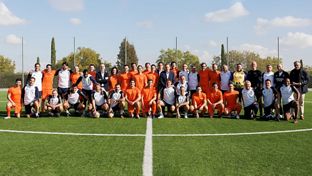 Empleados de GSK y veteranos del Real Madrid se unen por la salud y la prevención en un partido solidario