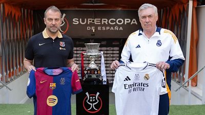 Ancelotti et Flick posent ensemble avec la Supercoupe d'Espagne