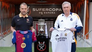 Ancelotti et Flick posent ensemble avec la Supercoupe d'Espagne