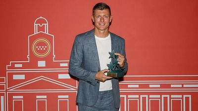 Kroos receives the Premio Siete Estrellas from the Madrid Regional