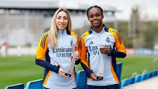 Olga y Linda Caicedo posan con sus trofeos del FIFPro World11 Femenino