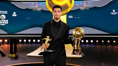 Bellingham, vencedor do Prêmio Globe Soccer de Melhor Meio-Campista de 2024