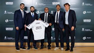 Roberto Carlos presentó el Educational Football Program de la Fundación en Kuwait