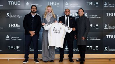 Roberto Carlos, en la presentación del Educational Football Program en Nuevo León, México