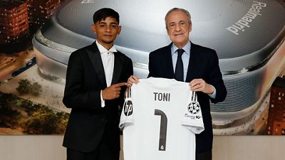 Toni Fernández, premio Goya al mejor actor revelación, en el palco del Bernabéu