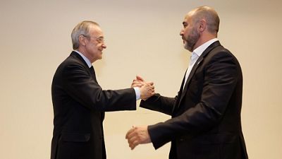 Club president greets team in Murcia before third game of league final series