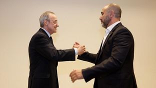 Club president greets team in Murcia before third game of league final series