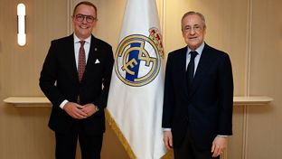 The El Paso Blanco Brotherhood of Lorca presents Real Madrid with a hand-embroidered flag