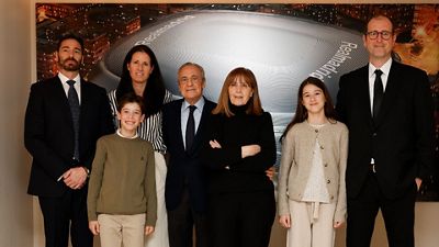 El presidente, con la familia de Vicente Paniagua en el Bernabéu