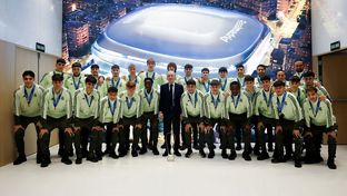 El presidente, con los vencedores de la Youth League en el Bernabéu