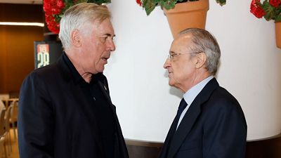 El presidente saludó al equipo antes del partido contra el Betis