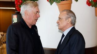 El presidente saludó al equipo antes del partido contra el Betis