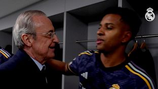 Le président a félicité l'équipe dans le vestiaire après la qualification en demi-finales