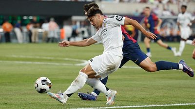Real Madrid-Barcelona has been momentarily halted due to a thunderstorm