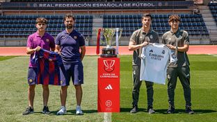 Los entrenadores y capitanes del Juvenil A y el Barcelona posaron con la Copa de Campeones