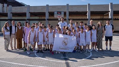 Felipe Reyes, con los alumnos de la escuela de la Fundación de La Fortuna en Westfield Parquesur