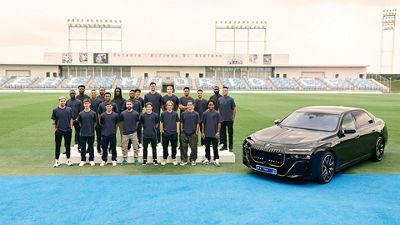 BMW Espanha entrega os veículos oficiais ao time principal de futebol