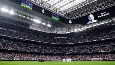 Minuto de silencio por el papa Francisco