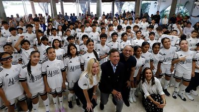 Roberto Carlos visita el Educational Football Program Jalisco, México