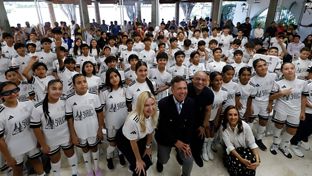 Roberto Carlos visita el Educational Football Program Jalisco, México